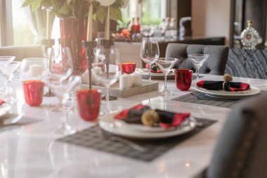 Yemek sofra takımı ve mobilya ev dekorasyonu konsepti