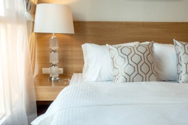 yatak odasındaki yumuşak yastıklı güzel tasarım konsepti