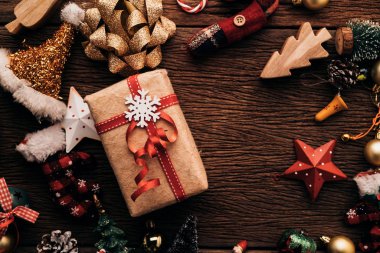 Festivalsel fikirler konsepti Top View Noel Hediyeleri koyu ahşap arka plan