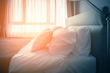 yatak odasındaki yumuşak yastıklı güzel tasarım konsepti