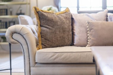 Güneşli bir günde kanepenin bir kısmıyla oturma odasının modern iç mekanı ve beyaz perde iç mekan konsepti