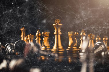 iş stratejisi beyin fırtınası satranç tahtası oyunu. Metinleriniz için ücretsiz kopyalama alanı olan el ile siyah arkaplana dokunun