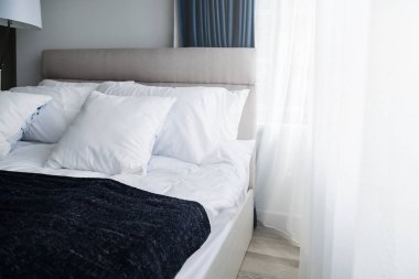 yatak odasındaki yumuşak yastıklı güzel tasarım konsepti