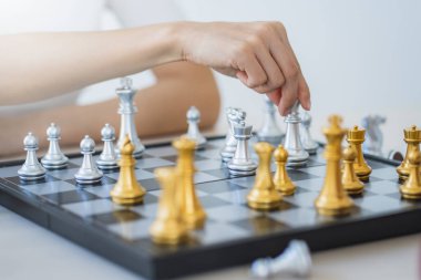 satranç tahtası oyunu ile el seçimi çözümü ile strateji fikirleri kavramı