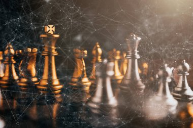 iş stratejisi beyin fırtınası satranç tahtası oyunu. Metinleriniz için ücretsiz kopyalama alanı olan el ile siyah arkaplana dokunun