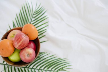 Tahta kasede taze meyve beyaz yatakta sabah sağlıklı bir yaşam tarzı.