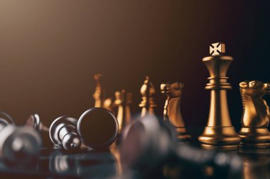 iş stratejisi beyin fırtınası satranç tahtası oyunu. Metinleriniz için ücretsiz kopyalama alanı olan el ile siyah arkaplana dokunun