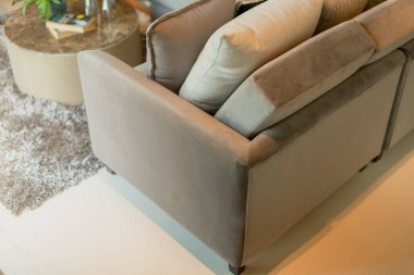 Güneşli bir günde kanepenin bir kısmıyla oturma odasının modern iç mekanı ve beyaz perde iç mekan konsepti