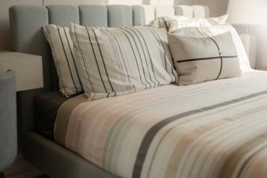 Yatak odasında temiz beyaz yastıkları ve çarşafları olan bir hizmetçi. Yakın plan. iç arkaplan