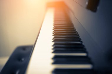 Ayrıntılı piyano tuşuna renk tonlu müzik enstrümanı konseptiyle yakınlaş