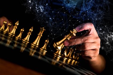 iş stratejisi beyin fırtınası satranç tahtası oyunu. Metinleriniz için ücretsiz kopyalama alanı olan el ile siyah arkaplana dokunun