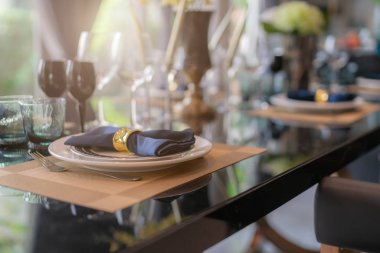 Yemek sofra takımı ve mobilya ev dekorasyonu konsepti