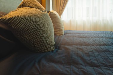 Yatak odasında temiz beyaz yastıkları ve çarşafları olan bir hizmetçi. Yakın plan. iç arkaplan