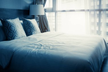 yatak odasındaki yumuşak yastıklı güzel tasarım konsepti