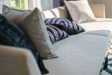 Güneşli bir günde kanepenin bir kısmıyla oturma odasının modern iç mekanı ve beyaz perde iç mekan konsepti