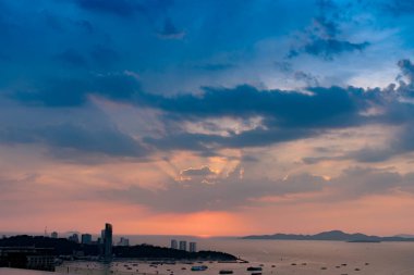 Plaj okyanusunda renkli bulutlarla güzel gökyüzü günbatımı