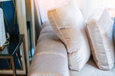 Güneşli bir günde kanepenin bir kısmıyla oturma odasının modern iç mekanı ve beyaz perde iç mekan konsepti