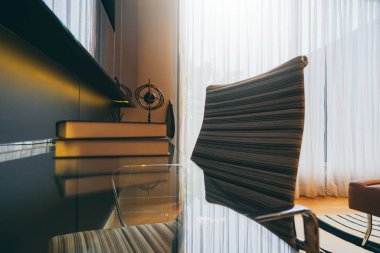 Modern ev iç mimarisi ev fikirleri konseptinde çalışma koltuğu ve köşe masa çalışması gibi giyinir.