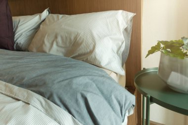 Yatak odasında temiz beyaz yastıkları ve çarşafları olan bir hizmetçi. Yakın plan. iç arkaplan