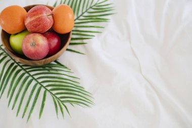 Tahta kasede taze meyve beyaz yatakta sabah sağlıklı bir yaşam tarzı.