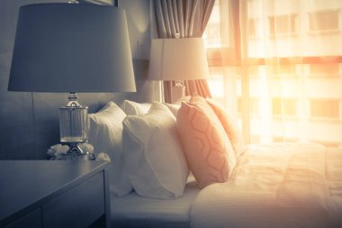 yatak odasındaki yumuşak yastıklı güzel tasarım konsepti