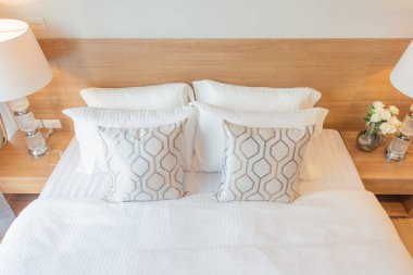 yatak odasındaki yumuşak yastıklı güzel tasarım konsepti