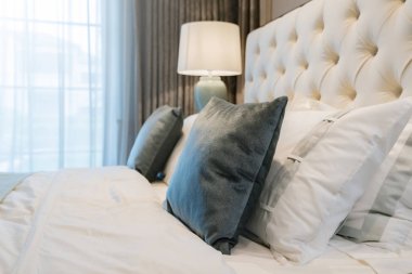 Yatak odasında temiz beyaz yastıkları ve çarşafları olan bir hizmetçi. Yakın plan. iç arkaplan