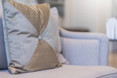 Güneşli bir günde kanepenin bir kısmıyla oturma odasının modern iç mekanı ve beyaz perde iç mekan konsepti