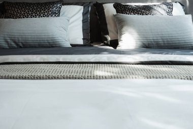 Yatak odasında temiz beyaz yastıkları ve çarşafları olan bir hizmetçi. Yakın plan. iç arkaplan