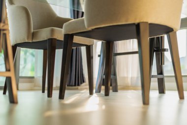 Pencere ışığının gölgesi olan tahta sandalye