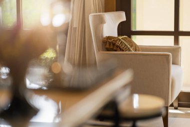 Güneşli bir günde kanepenin bir kısmıyla oturma odasının modern iç mekanı ve beyaz perde iç mekan konsepti