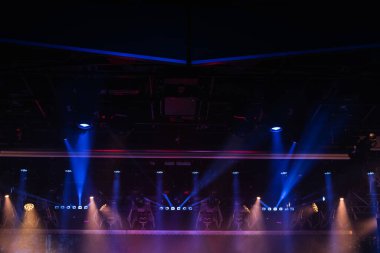 Sahnedeki ışık ve duman performansının soyut arkaplanı