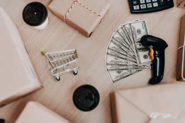 Çalışma masasında paket hesap makinesi ve kağıt dökümanlı iş dağıtım lojistik fikirleri kavramı