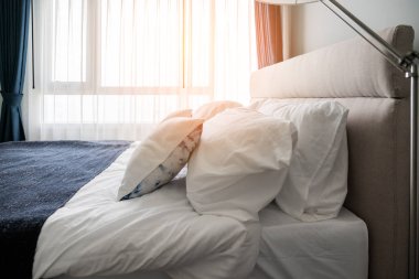 yatak odasındaki yumuşak yastıklı güzel tasarım konsepti