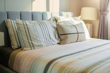 Yatak odasında temiz beyaz yastıkları ve çarşafları olan bir hizmetçi. Yakın plan. iç arkaplan