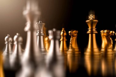 iş stratejisi beyin fırtınası satranç tahtası oyunu. Metinleriniz için ücretsiz kopyalama alanı olan el ile siyah arkaplana dokunun
