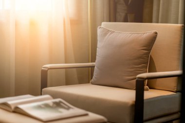 Beyaz şeffaf perde arkaplanlı güzel şekilli koltuk güneş ışığından akşam ışığı