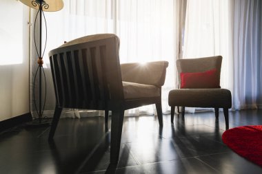 Güneşli bir günde kanepenin bir kısmıyla oturma odasının modern iç mekanı ve beyaz perde iç mekan konsepti