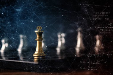 Strateji fikirleri konsepti iş dünyası fütüristik grafik simgesi ve altın satranç tahtası oyunu siyah koton ton