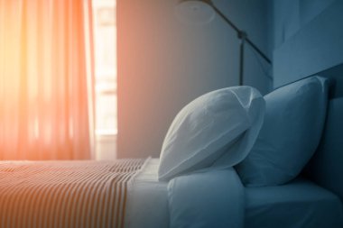 yatak odasındaki yumuşak yastıklı güzel tasarım konsepti