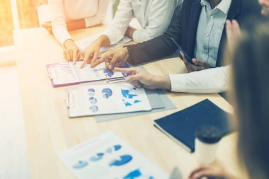 Yaratıcılık, konferans odasının arka planında iş bölümü toplantı atölyesi ile fikir üretme kavramı