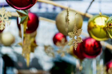 Parlak süslemeli Noel eşyaları konseptiyle şenlikli Noel tatili geçmişi