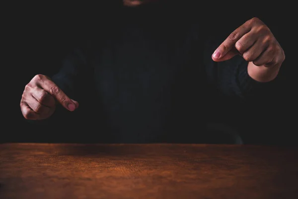 Homem Negócios Mão Mostrar Algo Mão Blackground Escuro — Fotografia de Stock