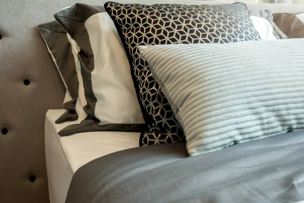 Yatak odasında temiz beyaz yastıkları ve çarşafları olan bir hizmetçi. Yakın plan. iç arkaplan