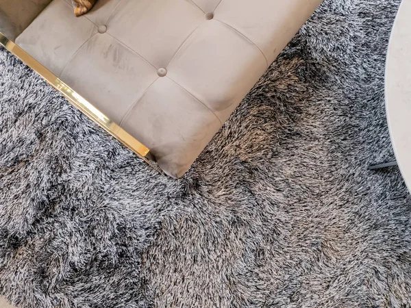 Koltuğu Kapat Altın Pirinçten Bir Bacak Halı Oturma Odasında — Stok fotoğraf