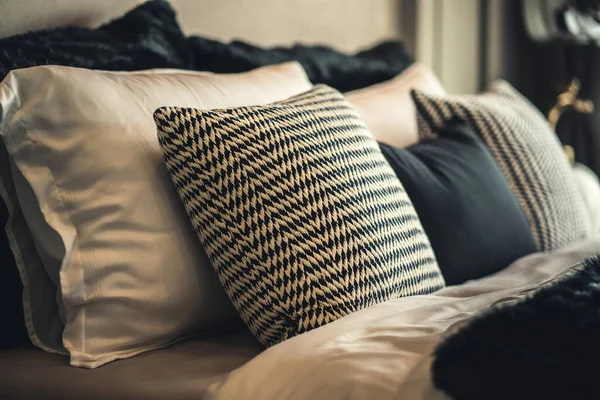 베개와 아름다운 시트로 침대에 클로즈업 — 스톡 사진