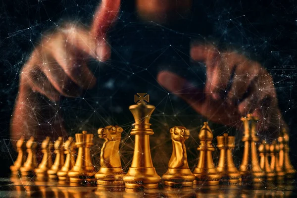 İş adamı el kontrolü satranç figürü iş stratejisi fikirleri eski imaj tonu kavramını yönet