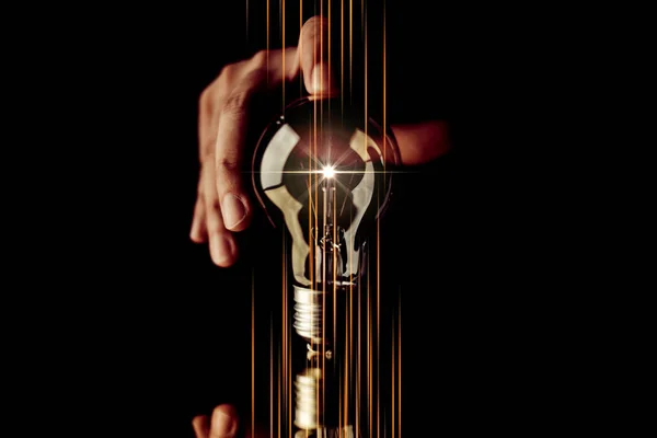Homme Main Choisir Lueur Ampoule Créativité Entreprise Idées Concept Noir — Photo