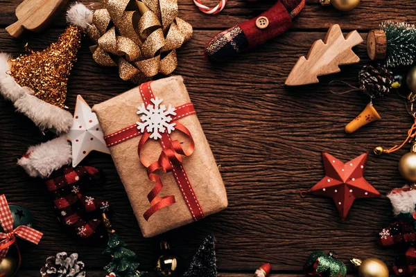 Festivalsel fikirler konsepti Top View Noel Hediyeleri koyu ahşap arka plan