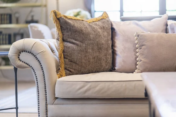 Güneşli bir günde kanepenin bir kısmıyla oturma odasının modern iç mekanı ve beyaz perde iç mekan konsepti